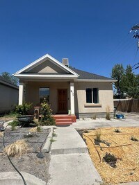 Building Photo - GORGEOUS Home!