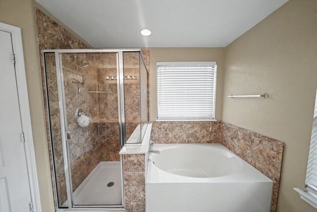 Building Photo - Spacious Live Oak Home Backing to a Greenbelt - Realtor Commission: $500