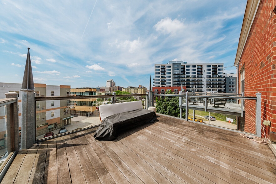 Building Photo - 130 S Water St