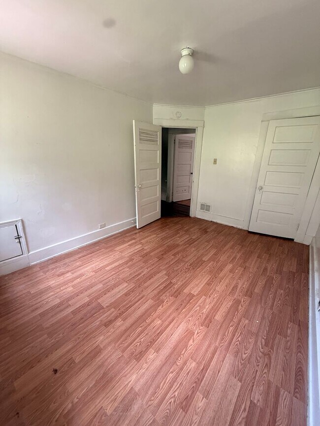 Building Photo - 2 Bedroom 1 Bathroom Townhouse For Rent