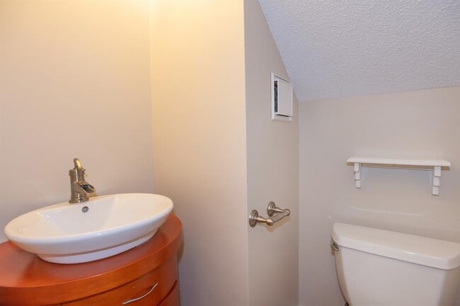 Building Photo - 1004 Kavanagh Dr