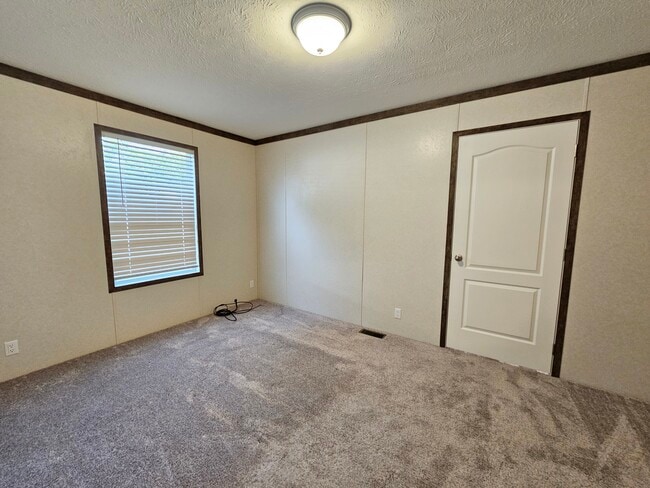Building Photo - 215 Maple
