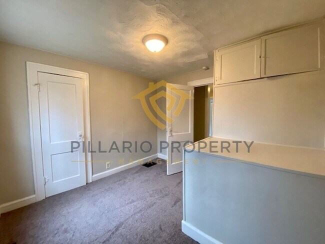 Building Photo - Spacious 3 Bedroom / 1 Bath Home Near Down...