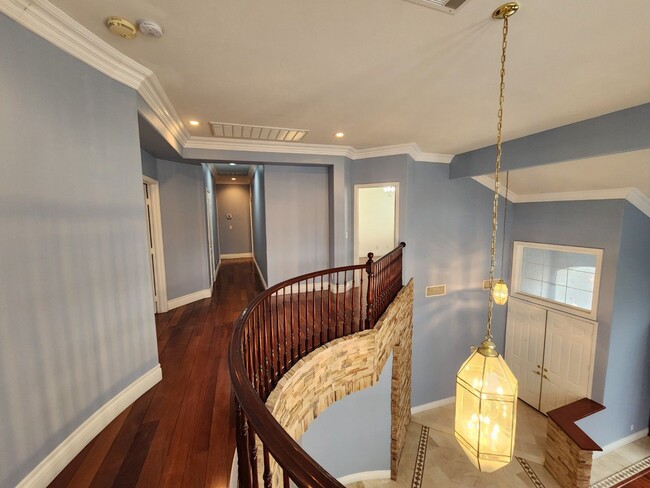 Building Photo - Entertainers Delight with minutes of shopping and restaurants