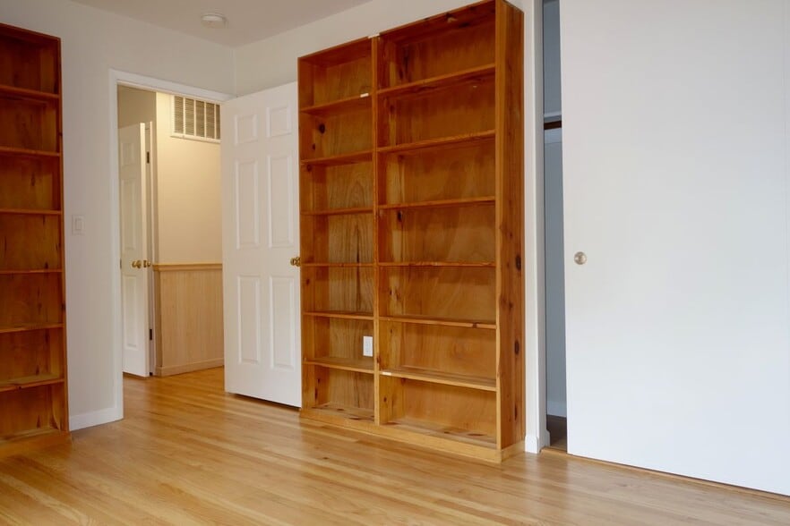 Building Photo - 609 Maureen Ln