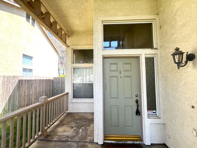 Building Photo - 4 bed, 2.5 bath located in Corona, CA!