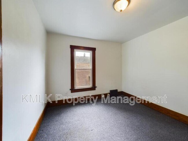 Building Photo - 695 Kling St
