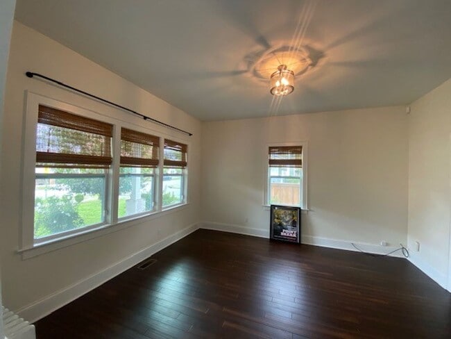Building Photo - Georgous 5 bedroom 2.5 bath home in Downto...
