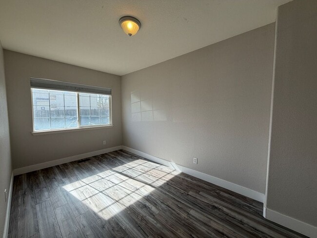 Building Photo - Spacious and Bright 3BD Home in Denver - Available Now