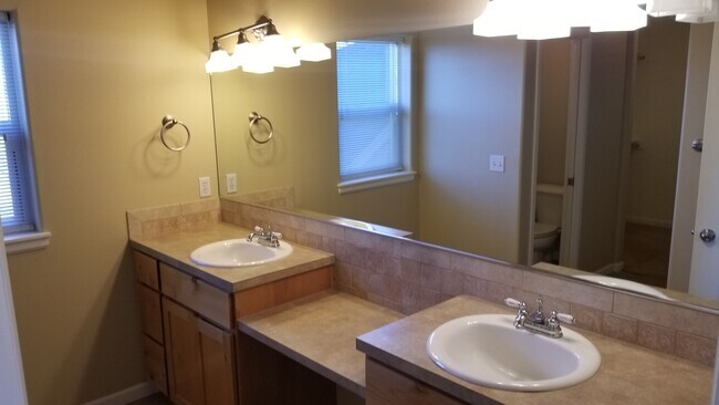 Building Photo - VIDEOTOUR: Stunning Home with Lots of Spac...