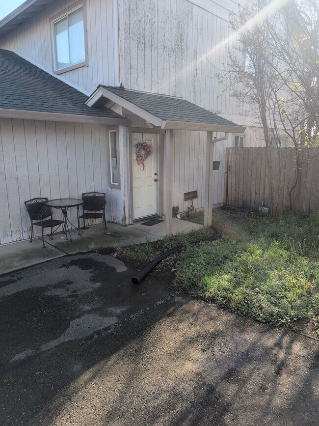 Building Photo - Great Townhouse in Anderson