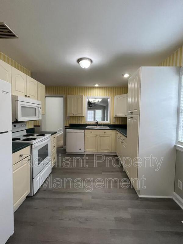 Building Photo - 1940 Pershing Rd