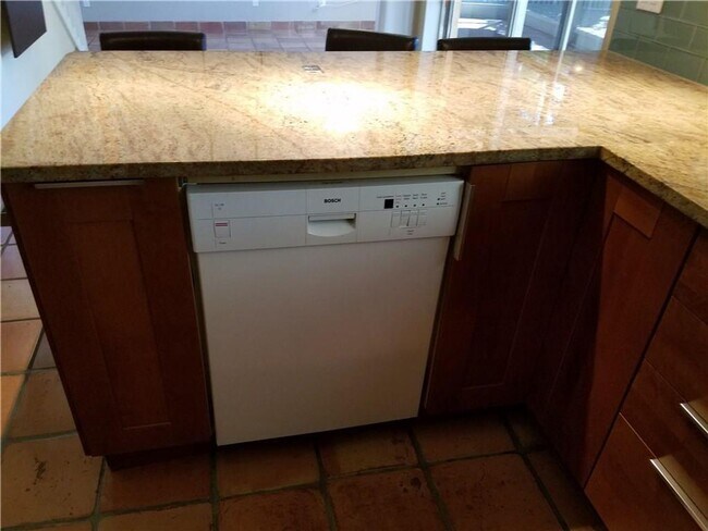 Building Photo - 1159 SE 6th Ct