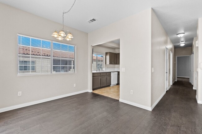 Building Photo - Gorgeous 2 Bedroom Townhome with attached ...