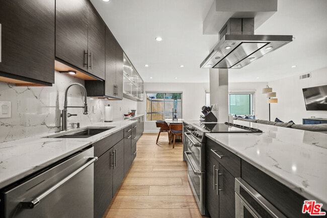 Building Photo - 1045 Kings Rd