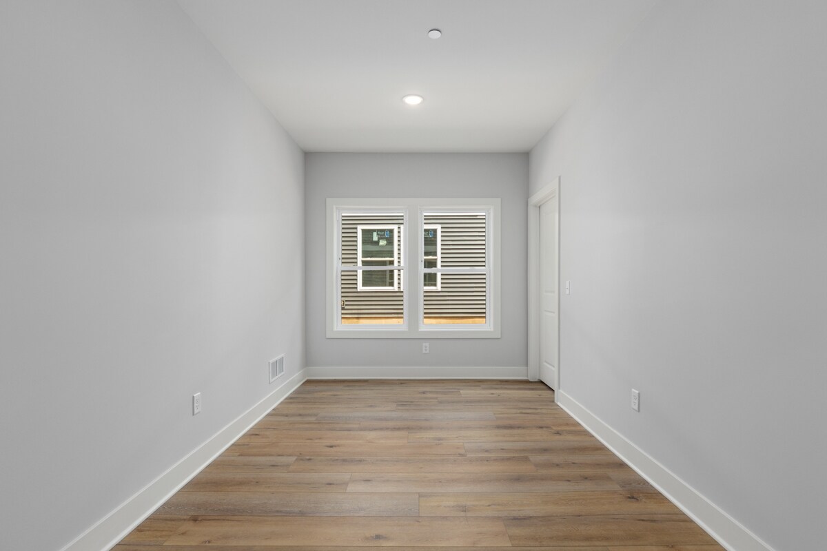 Building Photo - 1004 Diamond Ave NE