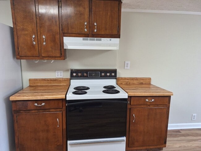 Building Photo - Country Living at its Best!!