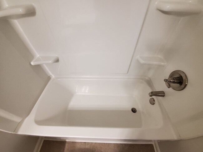 Building Photo - Charming 3-Bedroom Townhome with Stylish F...