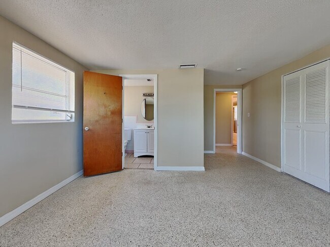 Building Photo - 10632 Laburnum Dr