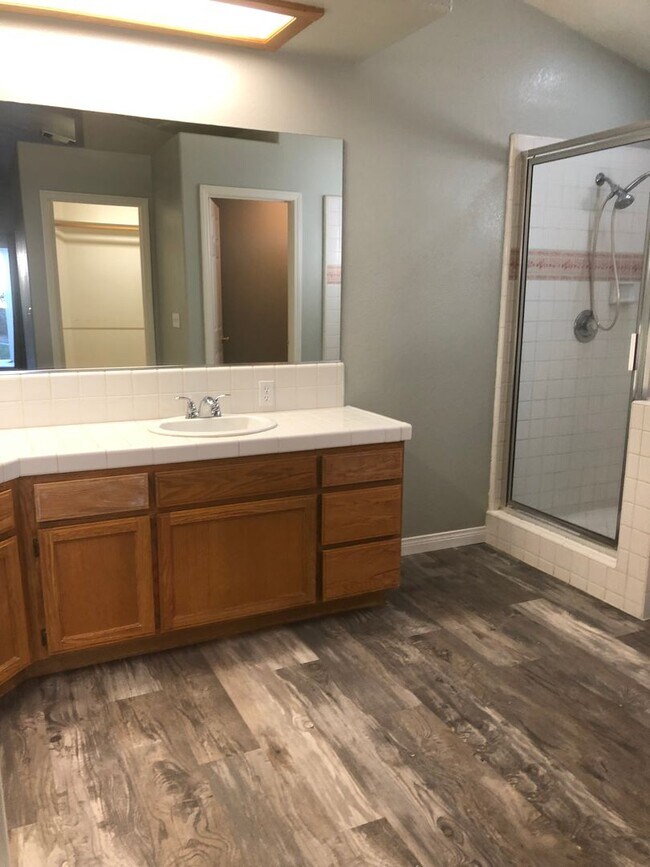 Building Photo - 3 bedroom 2 bathroom Home in Silver Lakes!...