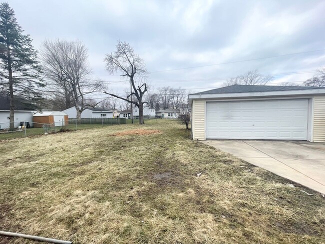 Building Photo - Lovely 3 Bedroom Tri-Level Home with Garage!