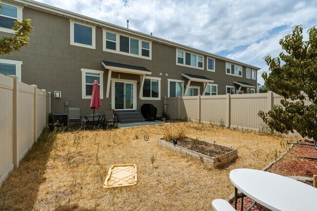 Building Photo - 3 Bedroom 2.5 Bathroom Townhome in Bluffdale!