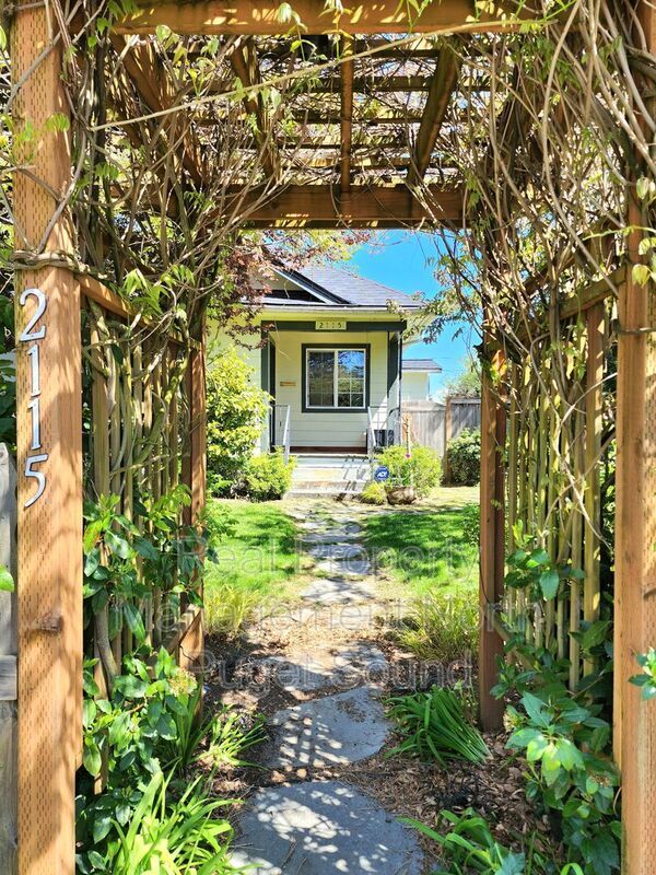 Building Photo - 2115 Oakes Ave