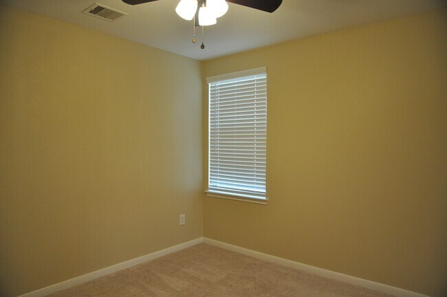 Building Photo - 16025 Summerville Lake Dr