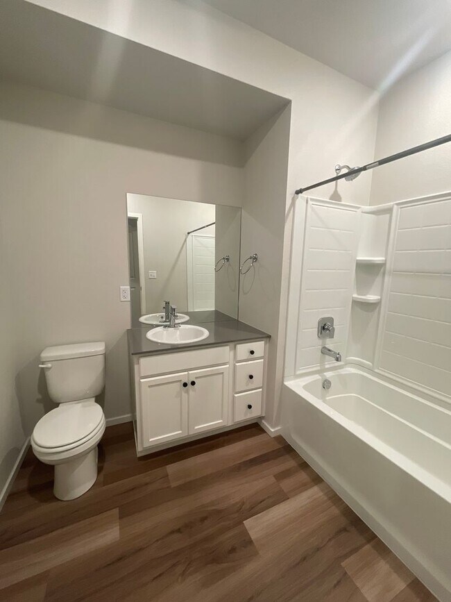 Building Photo - Luxury Condo - Water, Sewer, Basic Internet Included!