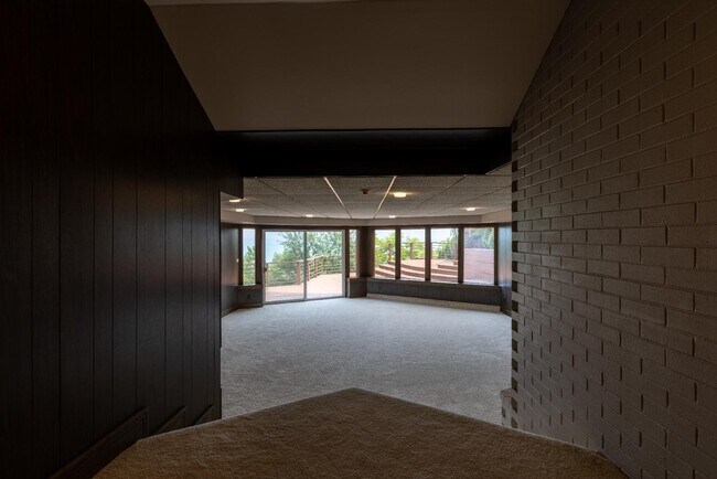 Building Photo - 1240 E Donges Ct