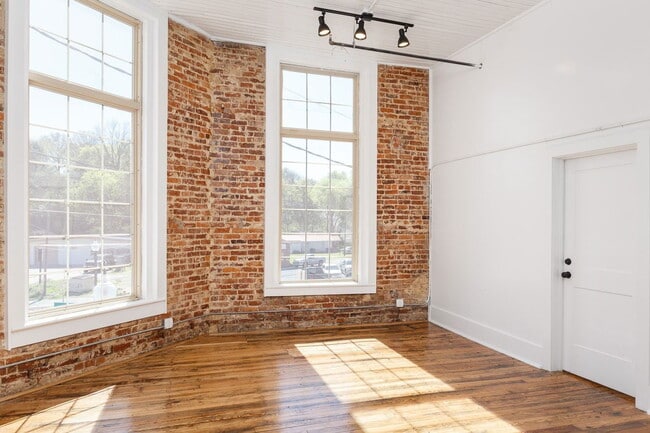 Building Photo - 1403 Huntsville Rd
