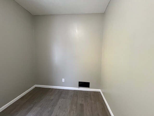 Building Photo - 418 Studebaker St