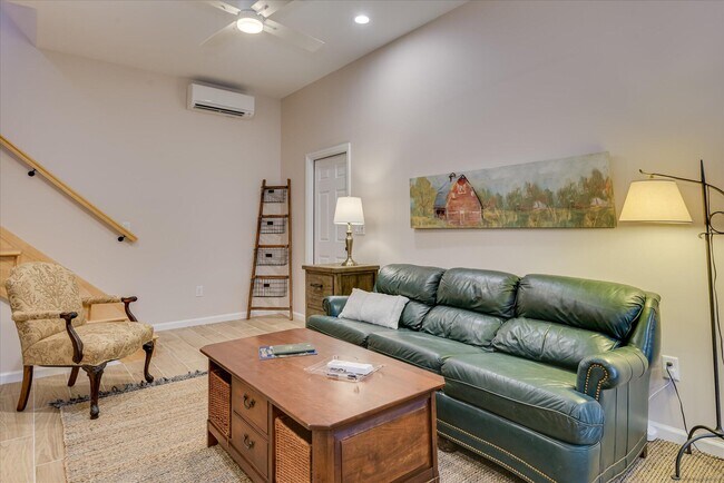Building Photo - 651 Oak Meadow Ln