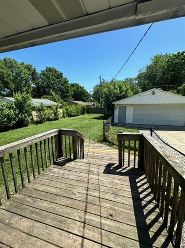 Building Photo - 1102 N Lincoln Ave