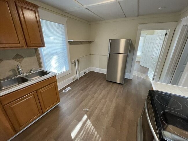 Building Photo - 1BD 1BA Duplex