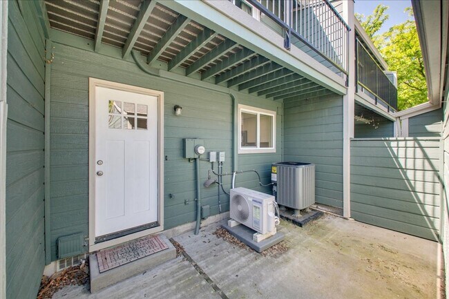 Building Photo - Bright & Stylish Townhome in the Heart of ...