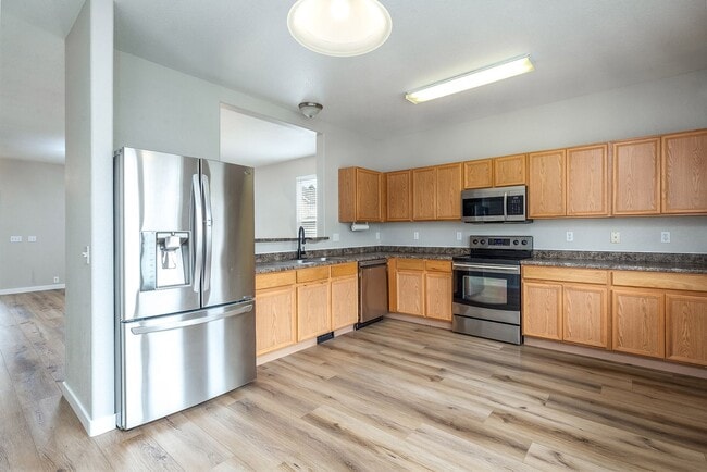 Building Photo - Stunning Townhouse for Rent
