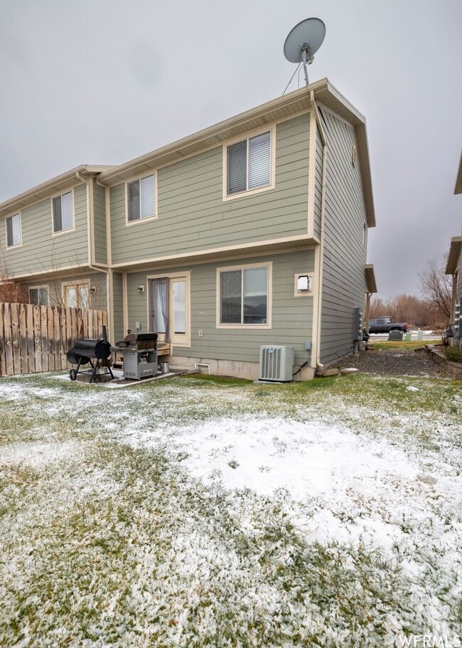 Building Photo - Spacious Vernal Townhome