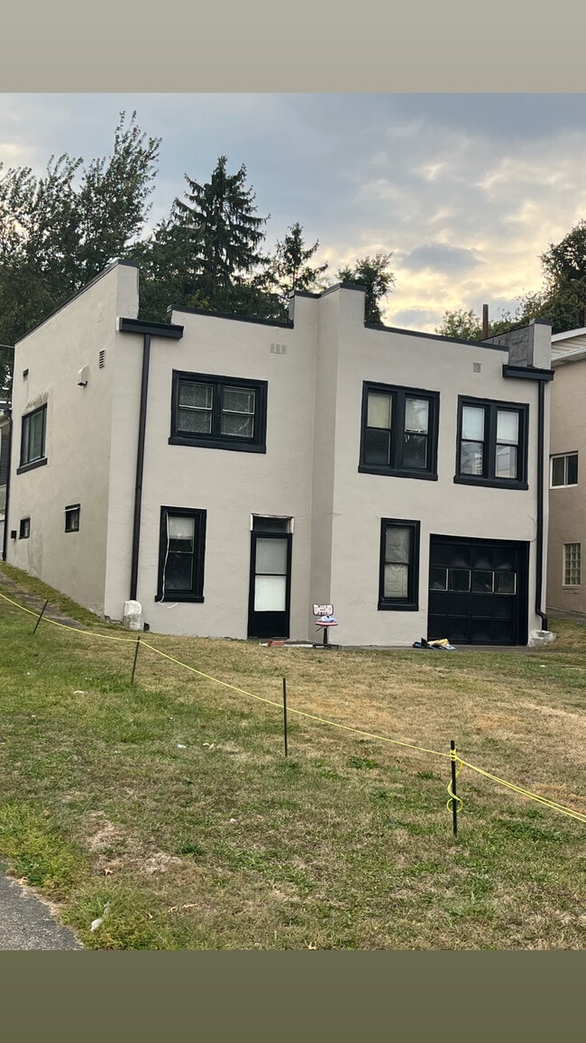 Building Photo - 147 S 9th St