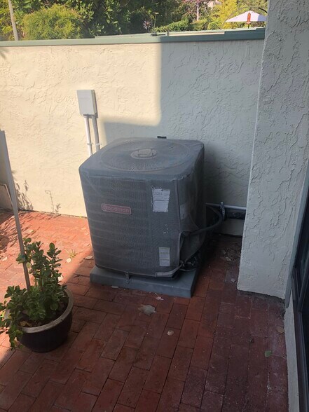 Building Photo - 3312 Caminito Eastbluff