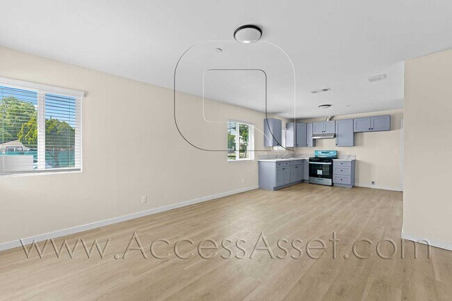 Building Photo - 108 S Lindsay St