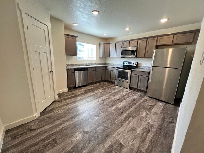 Building Photo - Bridgestone Crossing -3 bedroom 2.5 bath i...