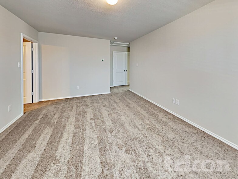 Building Photo - 5202 Everett Loop