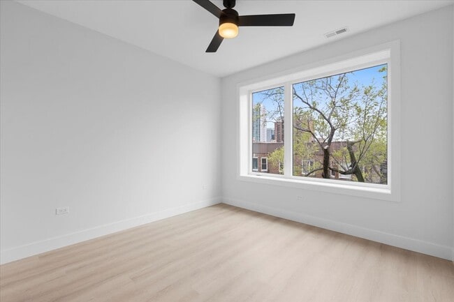 Building Photo - 906 W Dakin St