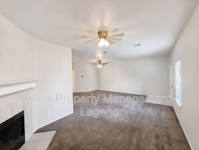 Building Photo - 3211 Roundtree Ln