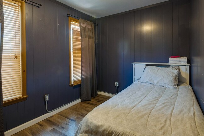 Building Photo - 9305 Pine View Ln