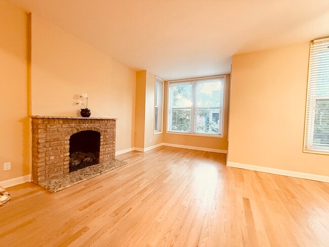 Building Photo - 2133 N Sheffield Ave