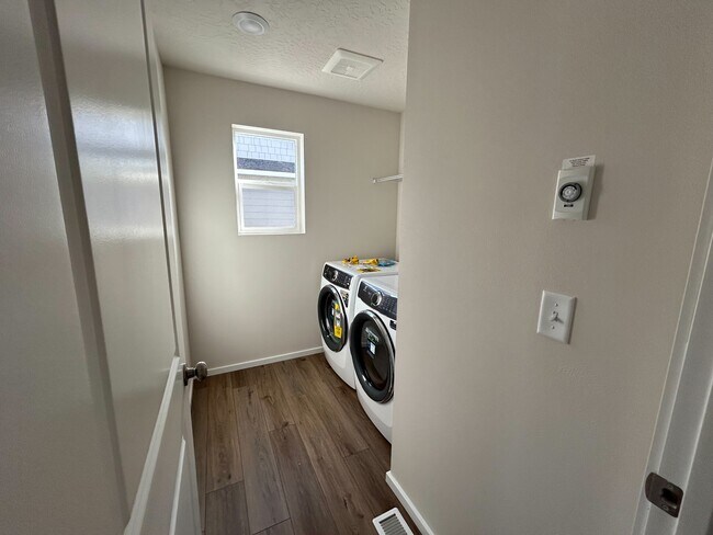 Building Photo - 294 E Viceroy Ave