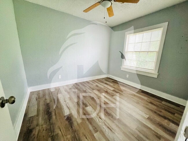 Building Photo - "Charming 2-Bedroom Retreat on Northwest L...
