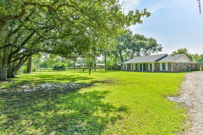 Building Photo - Rare Horse-Ready Property in Manvel